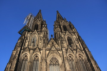 Fototapeta na wymiar contreplongée sur la cathédrale de Cologne