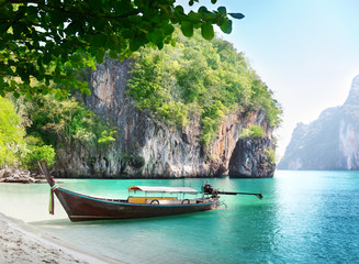 Fototapeta na wymiar long boat on island in Thailand
