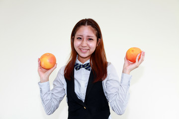 両手にオレンジを持っている笑顔のウエイトレス