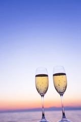 夕暮れの空とシャンパングラス