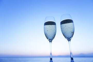 夕暮れの空とシャンパングラス