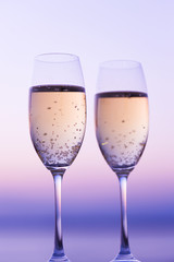 夕暮れの空とシャンパングラス