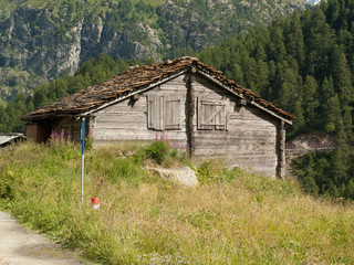 Vieux chalet en montagne