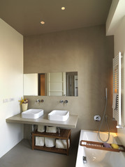 moderno bagno con due lavabi e vasca da bagno