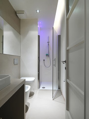 moderno bagno con box doccia e cromoterapia