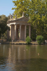 Fototapeta na wymiar monument Romain sur un étang