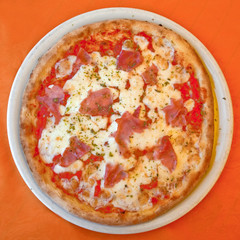 pizza with ham