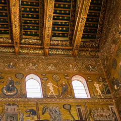 Fototapeta na wymiar starożytna mozaika złoto w katedrze w Cefalu
