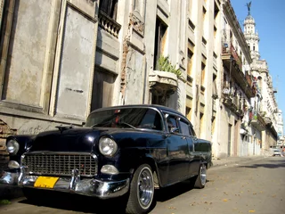 Afwasbaar Fotobehang Cubaanse oldtimers Zwarte oude auto in de straat