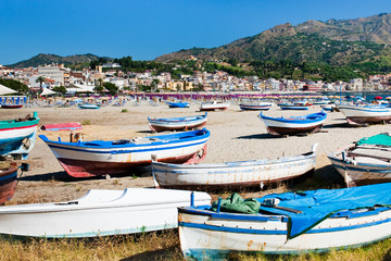 Fototapeta na wymiar starych łodzi na plaży, Sycylia
