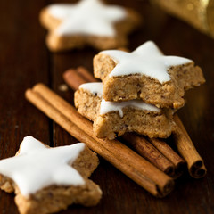 Cinnamon stars and cinnamon sticks