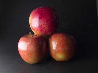 Fototapeta na wymiar red apples and fresh on a black background