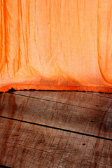 Rideau orange sur parquet