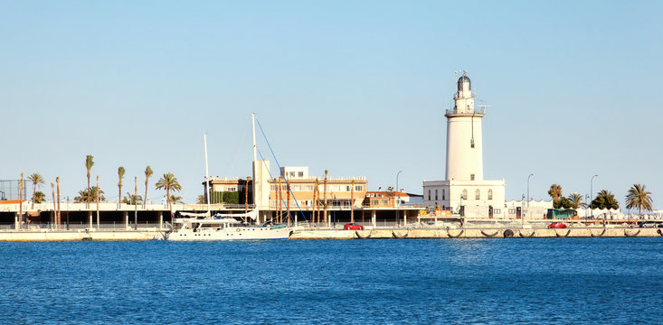 Hafen von Malaga mit Leuchtturm, Spanien