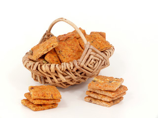 würziges Knackbrot im Weidenkorb