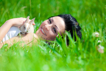 Bella ragazza con coniglio