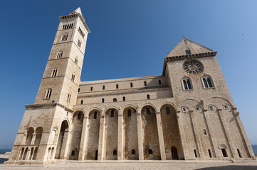 Fototapeta na wymiar Trani (Apulia, Włochy) - Średniowieczna katedra w stylu romańskim
