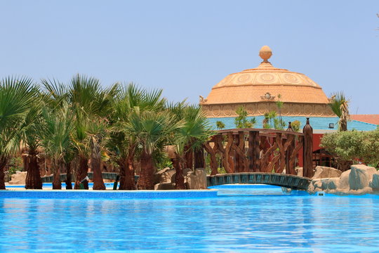 Egyptian resort swimming pool © Marzanna Syncerz