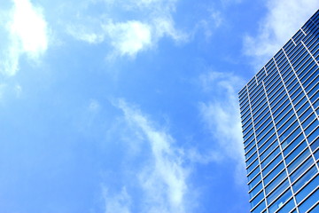 Fototapeta na wymiar Budynek i błękitne niebo