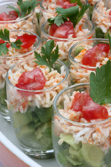 Verrines d'entrée au surimi, avocat, tomate et persil