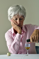 Seniorin trinkt Alkohol