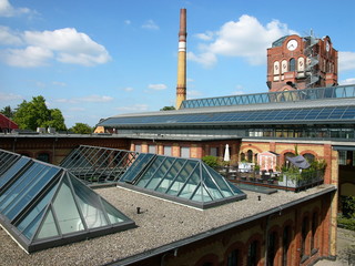 Moderne Architektur mit Oberlicht und alte Fabrikgebäude am alten Schlachthof bei Sonnenschein in Offenbach am Main in Hessen - Powered by Adobe