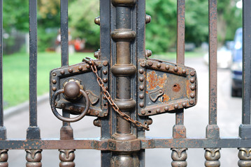 The iron lock with a chain