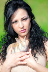 Obraz premium Bella ragazza con coniglio