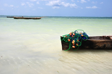 rete da pesca su una barca in mangrovia