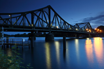 Fototapeta na wymiar Glienicker Brücke bei Nacht