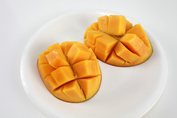 カットした沖縄産のマンゴー