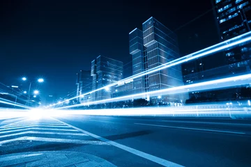 Foto op Plexiglas Snelweg bij nacht lichte paden op de weg met blauwe toon