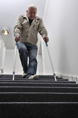 Senior mit Krücken auf einer Treppe - obrazy, fototapety, plakaty