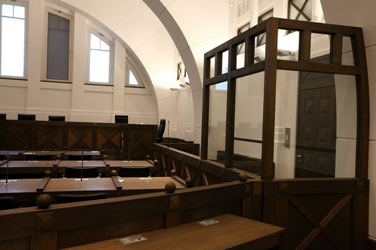 Gerichtssaal mit Angeklagtenbank