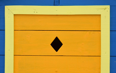 Losange sur porte en bois Jaune