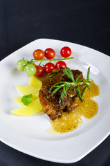 gegrilltes Nackenkotelett mit Kräuter