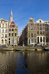 Naklejka premium Amsterdam Life. Residential homes on the canal.