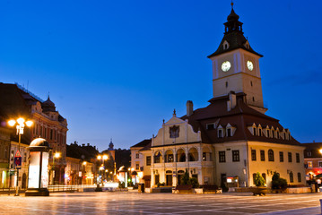 Fototapeta na wymiar Brasov Plac Rady o zmierzchu - Transylwania, Rumunia