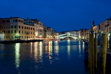 Fototapeta na wymiar Most Rialto w nocy, Wenecja, Włochy