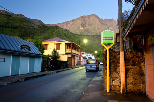 Aube sur le village d'Hell-Bourg - Ile de La R&eacute;union