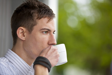 junger Mann geniesst eine Tasse Kaffee