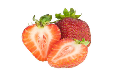 zerschnittene und komplette Erdbeeren