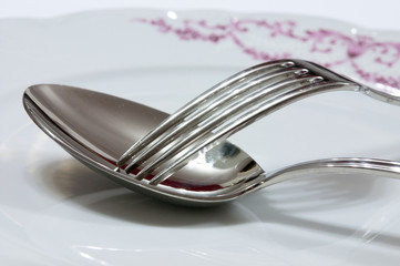 couverts posés sur une assiette