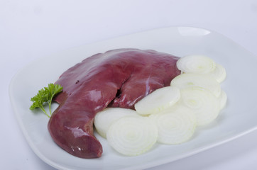 Frische schweineleber mit Zwiebel