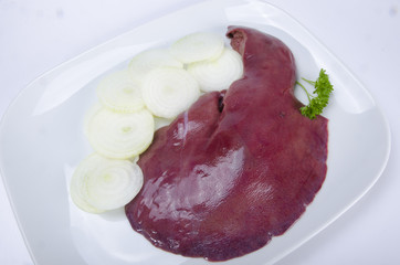Frische schweineleber mit Zwiebel