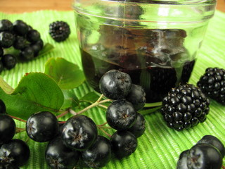Konfitüre mit Brombeeren und Aronia