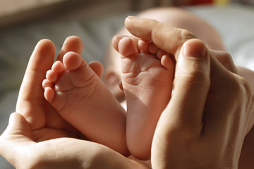 Obraz na płótnie Canvas baby foot in mother hand