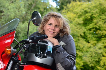 Fototapeta na wymiar Blonde Frau mit Motorrad