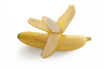 Plátano casi pelado.