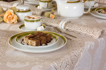 Tort  i kawa na pięknie zastawionym stole w restauracji